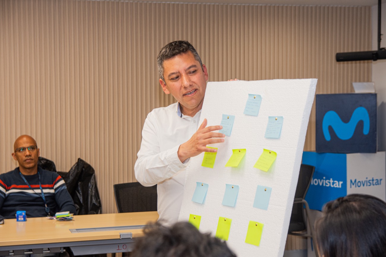 Roberto Aguirre facilitando un taller con un tablero de notas adhesivas